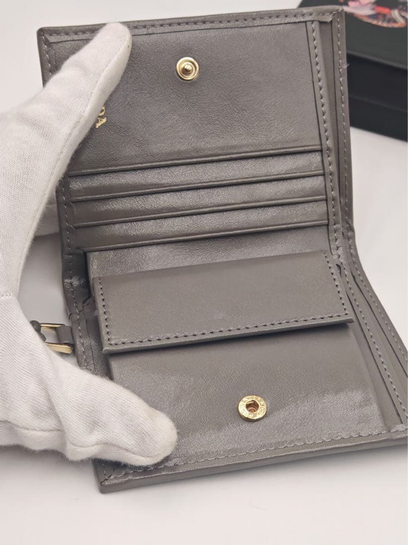 【美品】PRADAレザー コンパクトウォレットグレー 三角ロゴ箱付き 中古美品