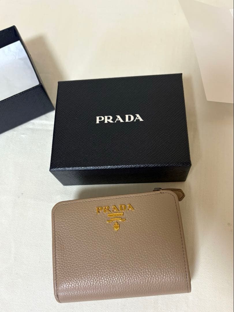 PRADA ベージュレザー二つ折り財布　ほぼ新品同様