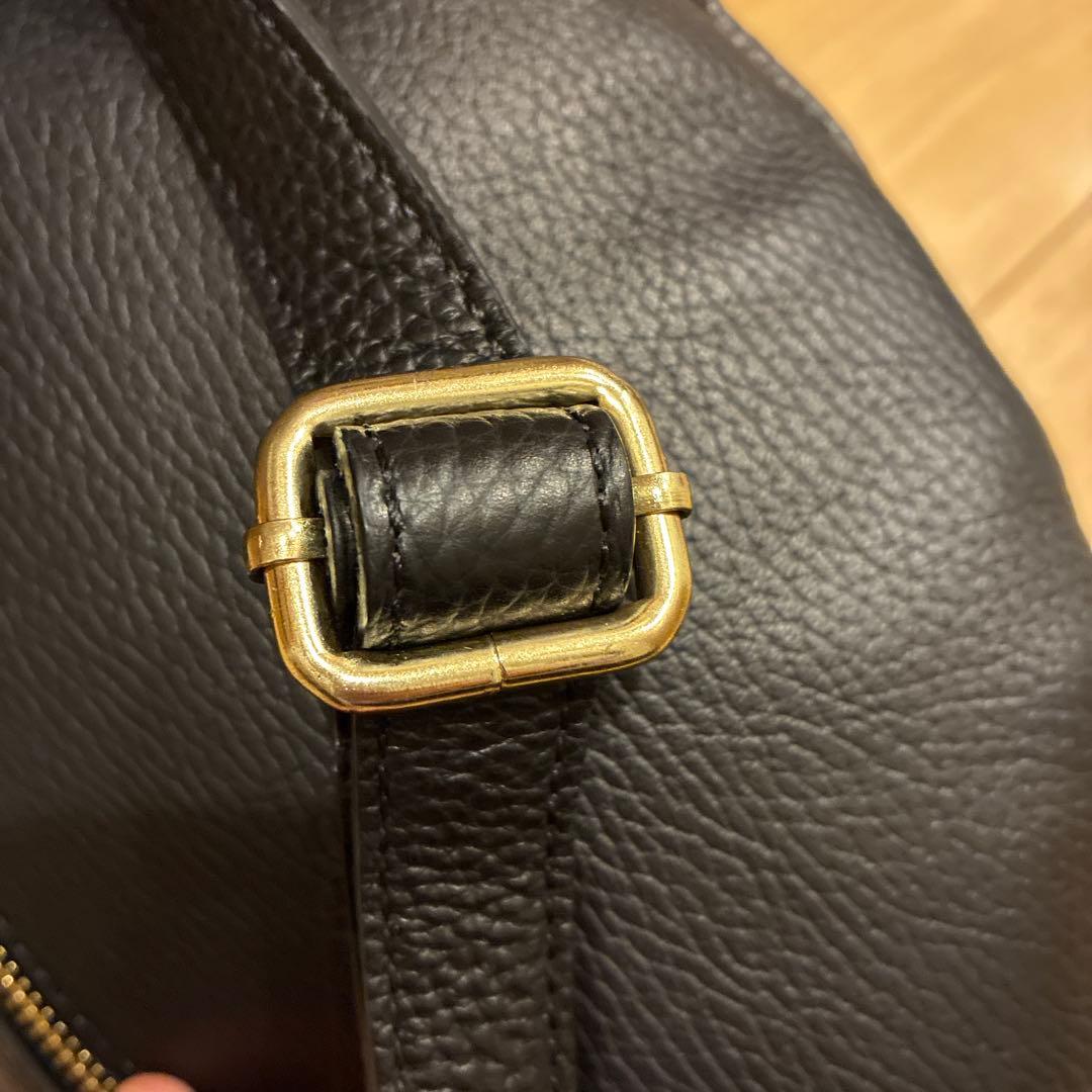【美品】AULENTTI 黒 レザー ボディバッグ 調整可能