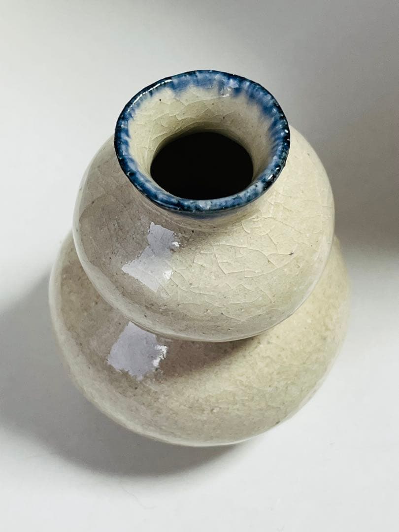 花器　乳白色　青　釉薬