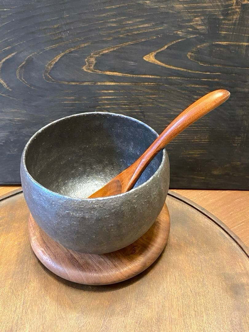 井内素　黒色の陶器製ボウル　作家もの　碗　丼　カップ　手びねり