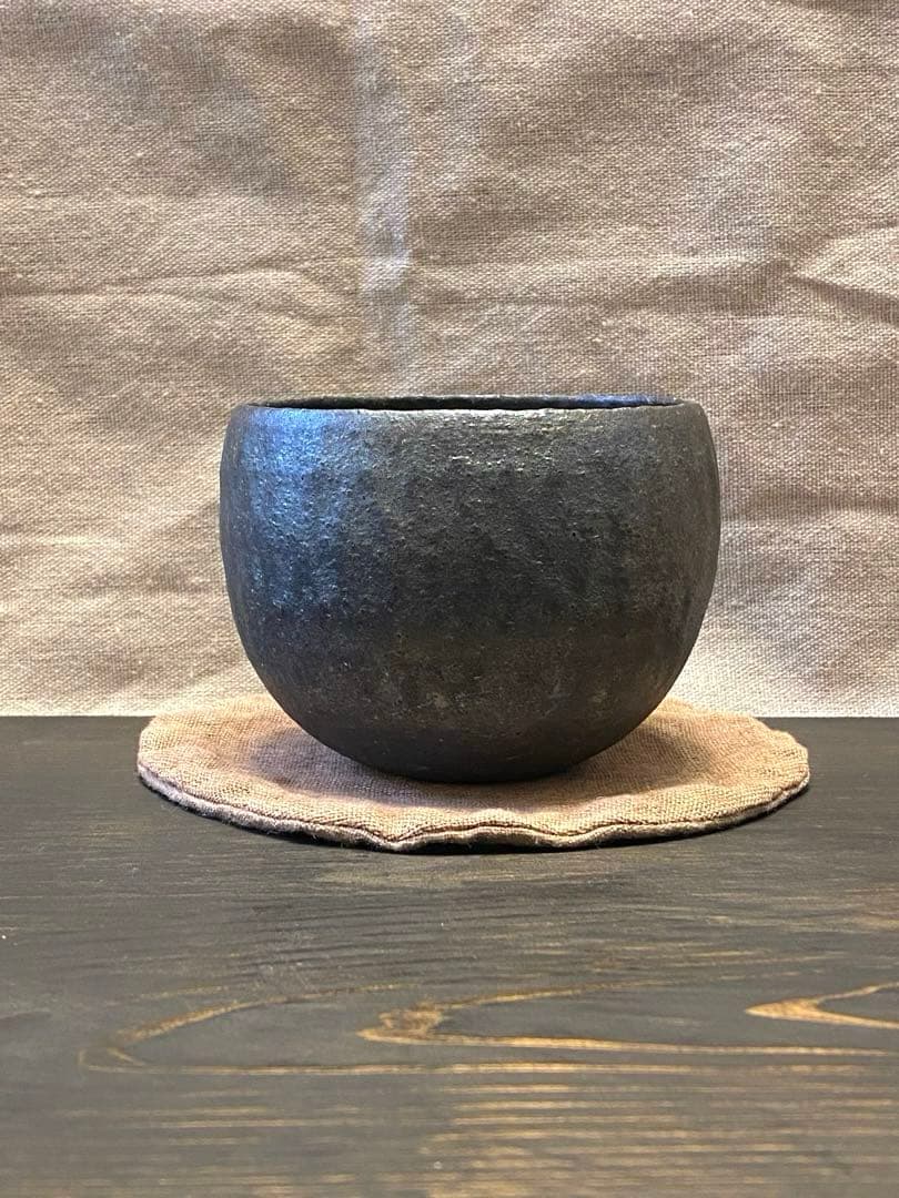 井内素　黒色の陶器製ボウル　作家もの　碗　丼　カップ　手びねり