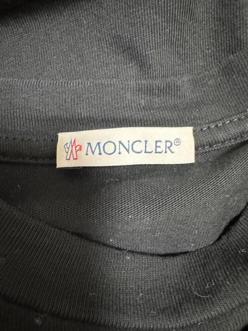 MONCLER 黒 Tシャツ ロゴ入り