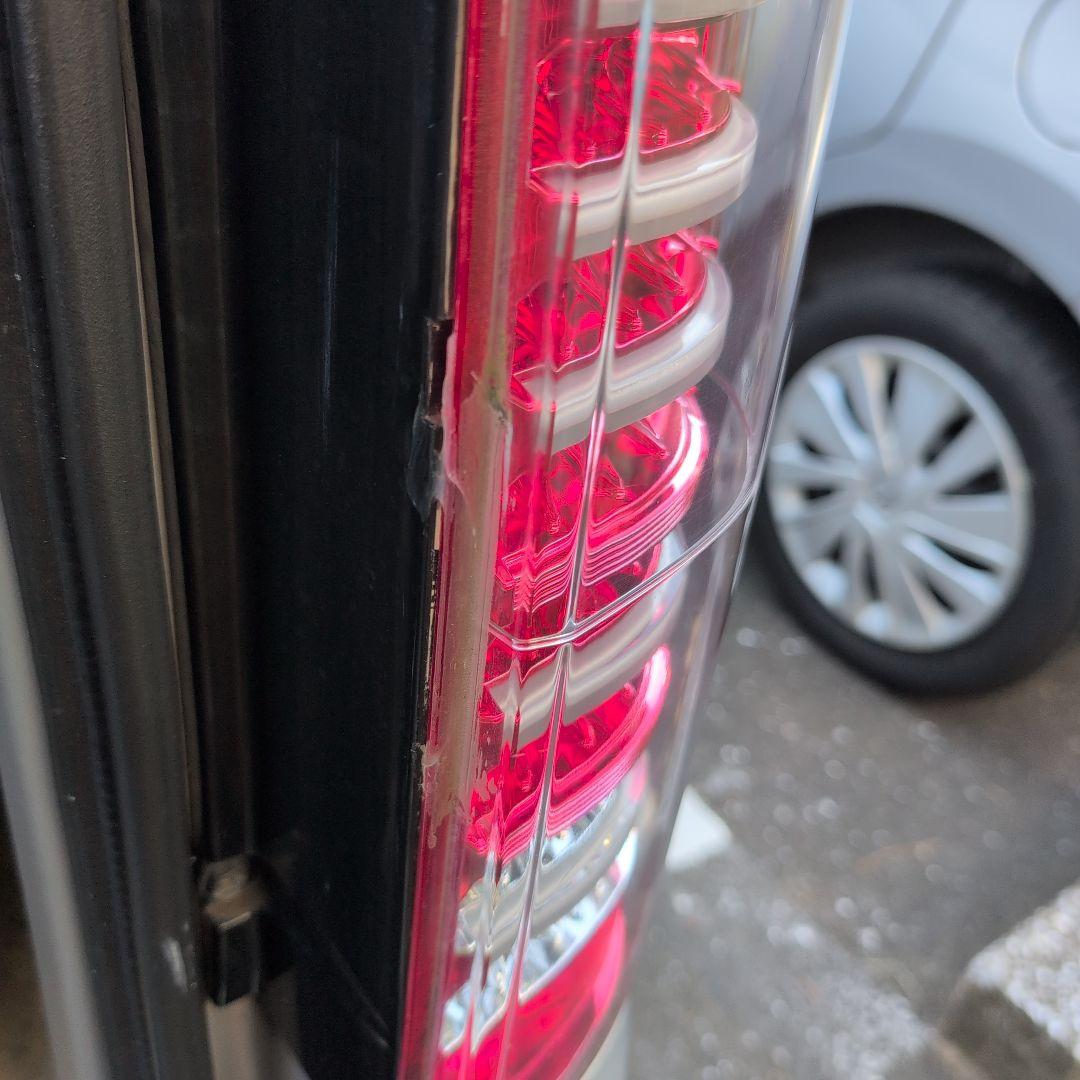 ハイエース200系　LEDテールランプ 赤/クリア