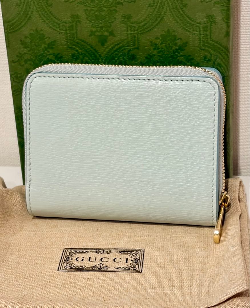 GUCCI 二つ折りスクリプトジップウォレット