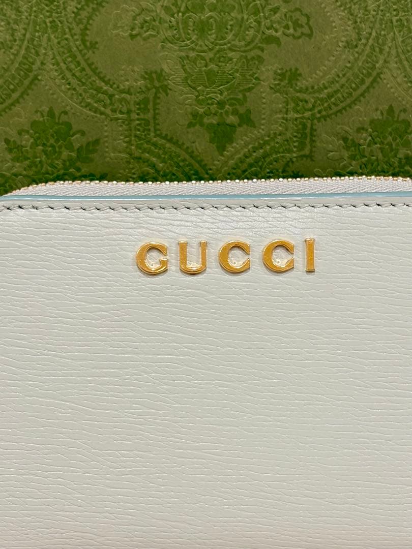 GUCCI 二つ折りスクリプトジップウォレット