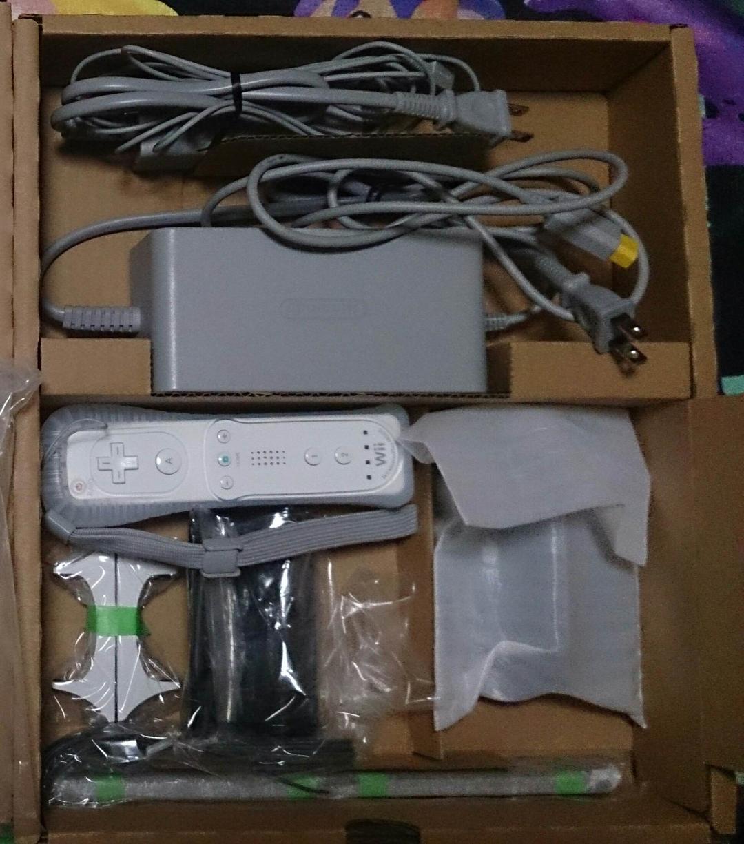 中古★Wii U マリオカート8 同梱版★人気ソフト３本セット、おまけ付き！