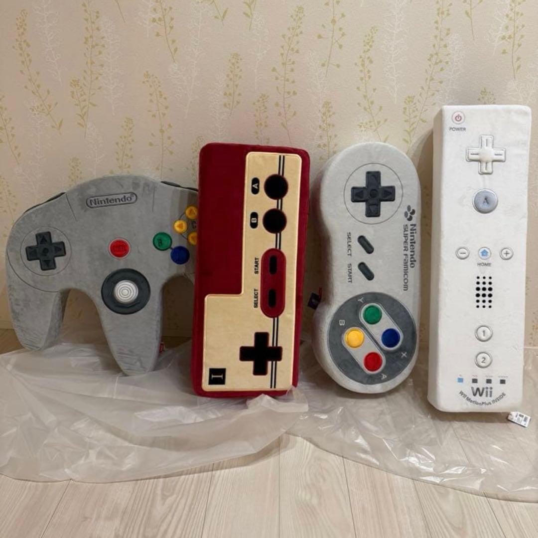 任天堂 ニンテンドーミュージアム ゲームコントローラー型クッション 全4種 新品