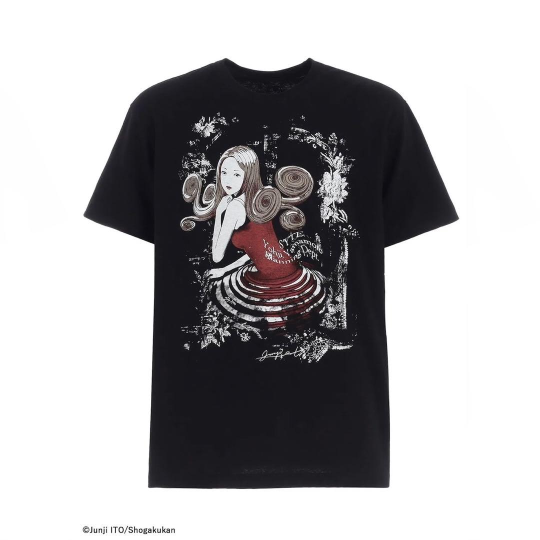S'YTE×伊藤潤二 25aw 五島桐絵ドレス姿Tシャツ / うずまき