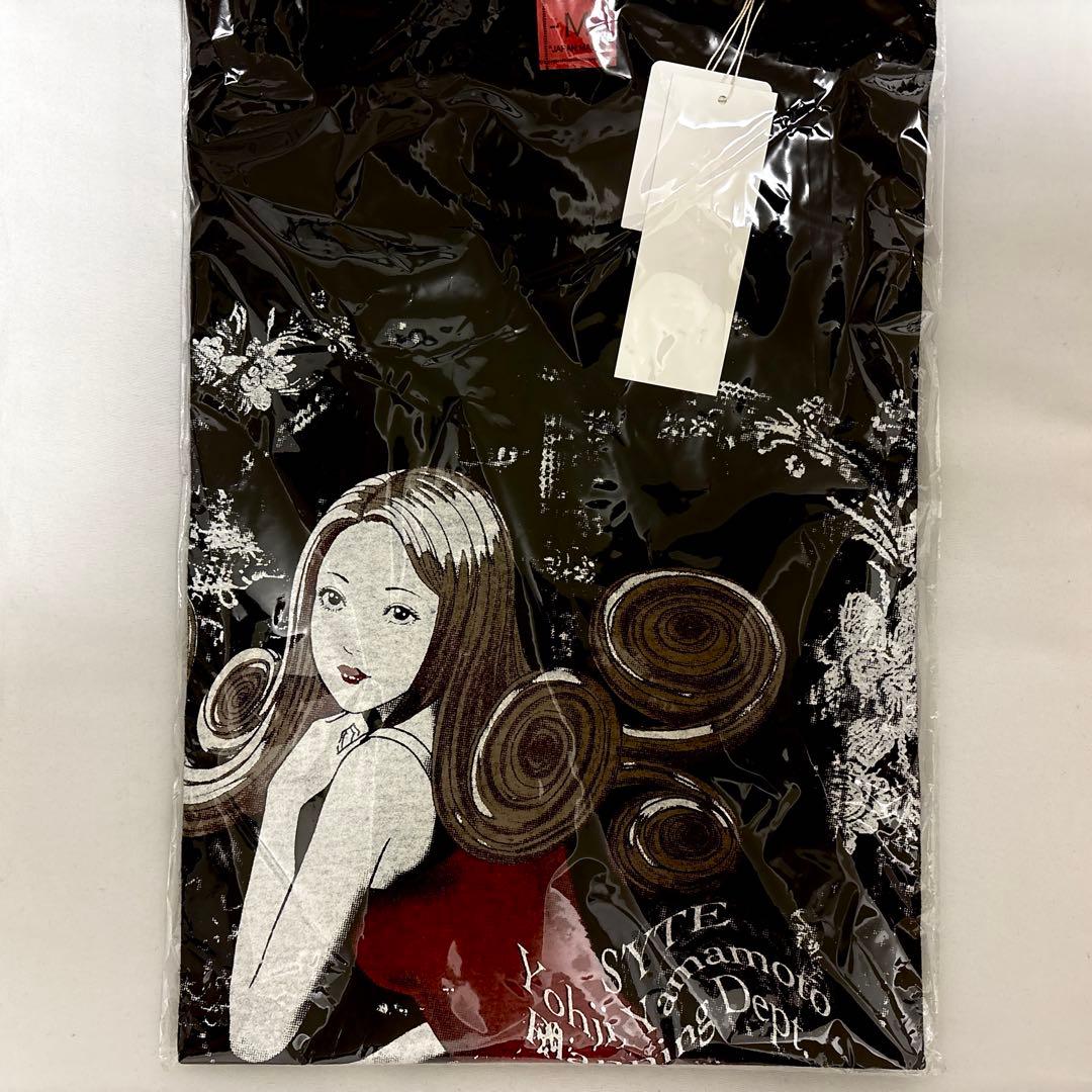 S'YTE×伊藤潤二 25aw 五島桐絵ドレス姿Tシャツ / うずまき