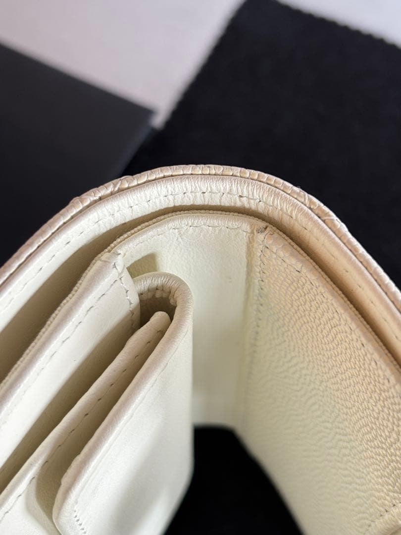 CHANEL マトラッセ キャビアスキン レザー 三つ折り財布 アイボリー 白