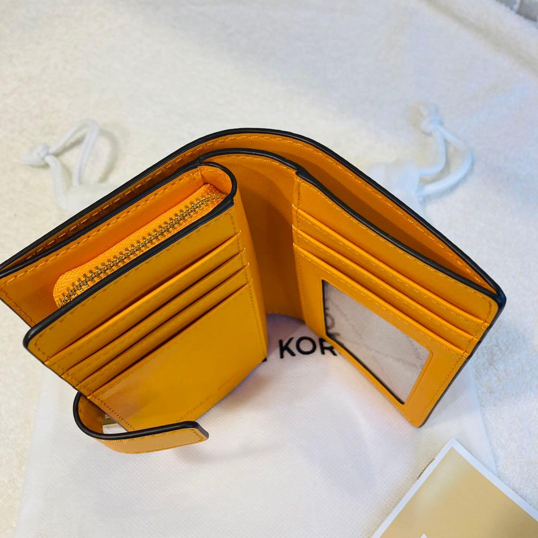 新品限定カラー　MICHAEL KORS ２つ折り コンパクト財布　シグネチャー