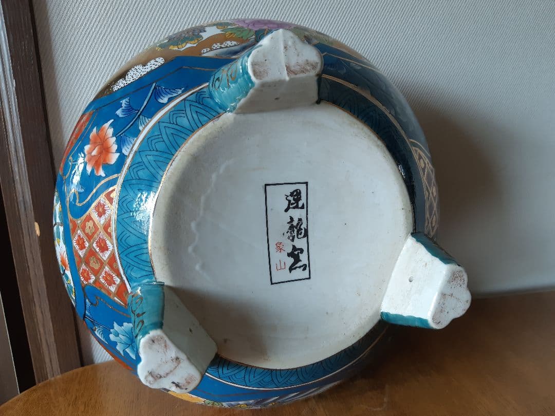絢爛華やかな三脚飾り壺