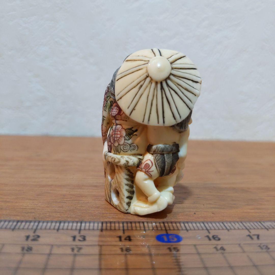 時代提物 彩色人物根付 天然素材 在銘【鍾馗様鬼退治】高さ4.6cm 重さ22ｇ