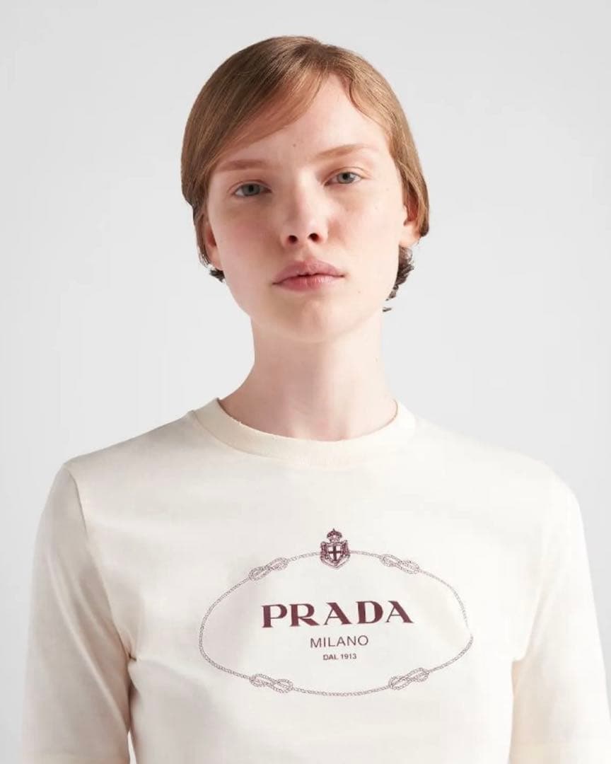 ぐ**様 PRADA プリント入り ジャージー Tシャツ