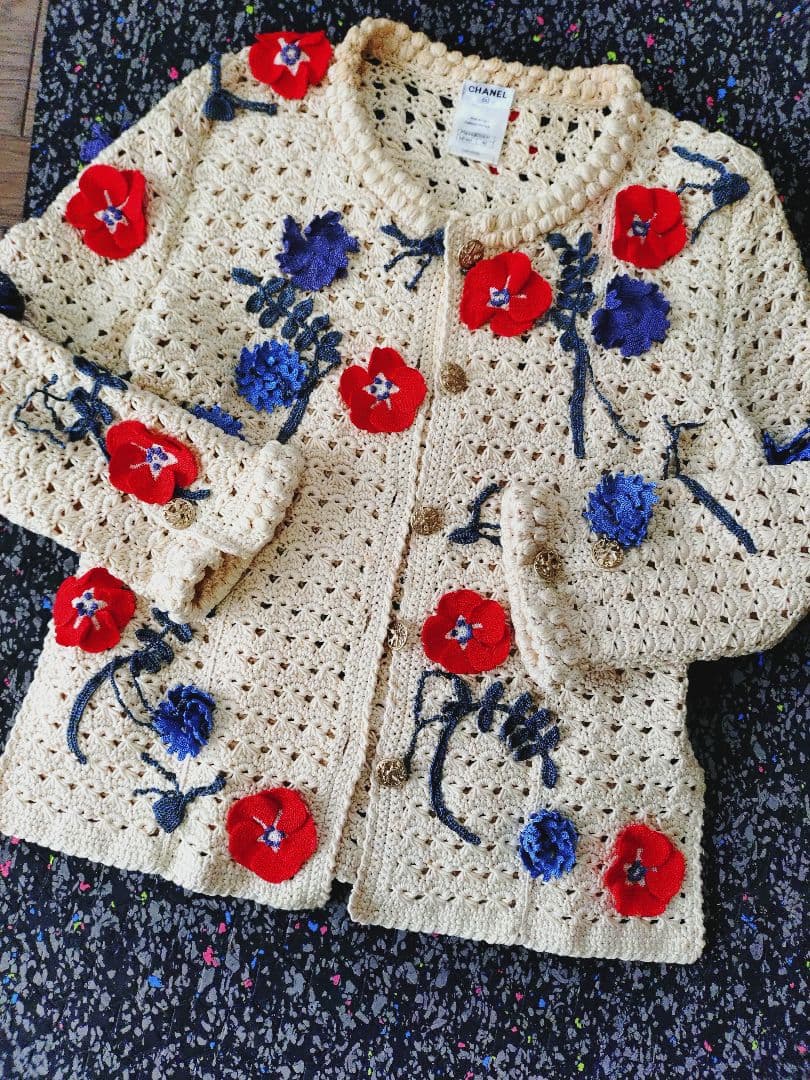 CHANEL・花びらが浮き出たアイボリーカーディガン・ジャケット
