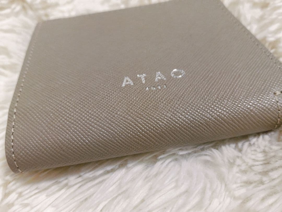 美品アタオATAOチェス　サンドベージュ折財布　ミニ財布　男女兼用