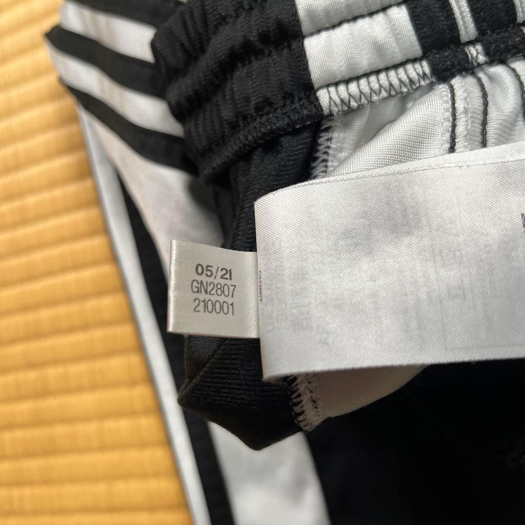 ブラックピンク着用　adidas アディブレイク トラックパンツ