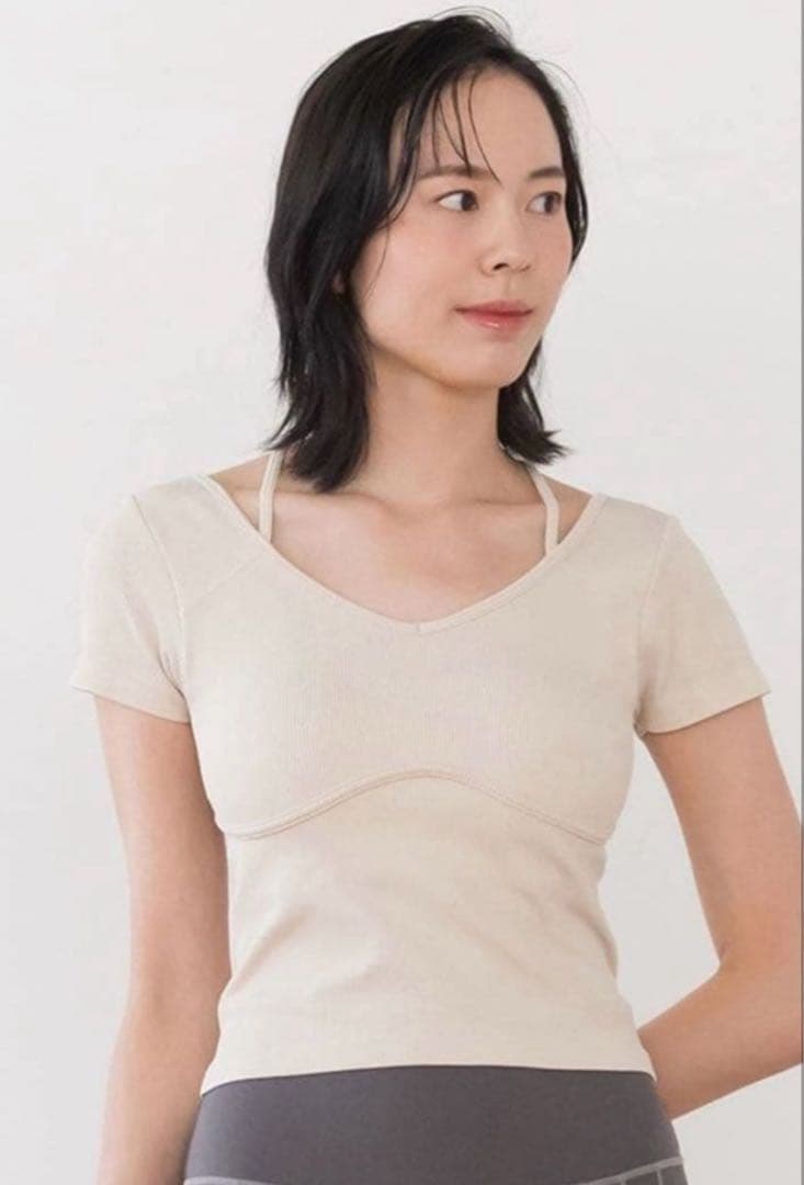 SUKALA新品⭐️カップ付きオープンネックteeヨガウエアカップ付きTシャツ