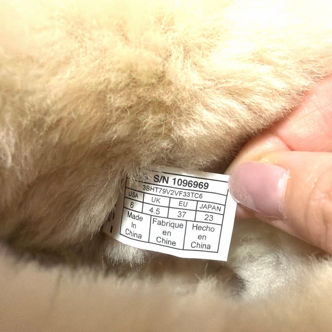 UGG チャーム付き