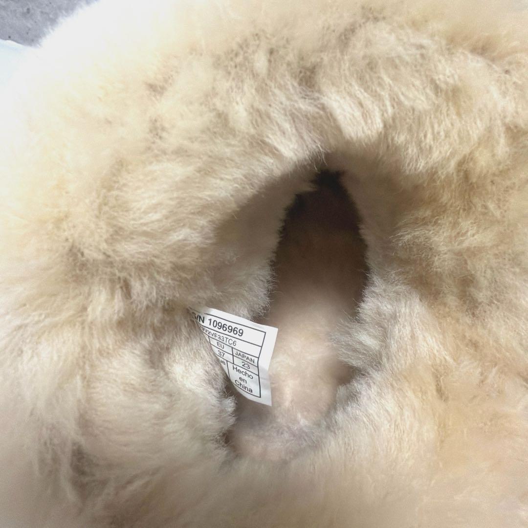 UGG チャーム付き