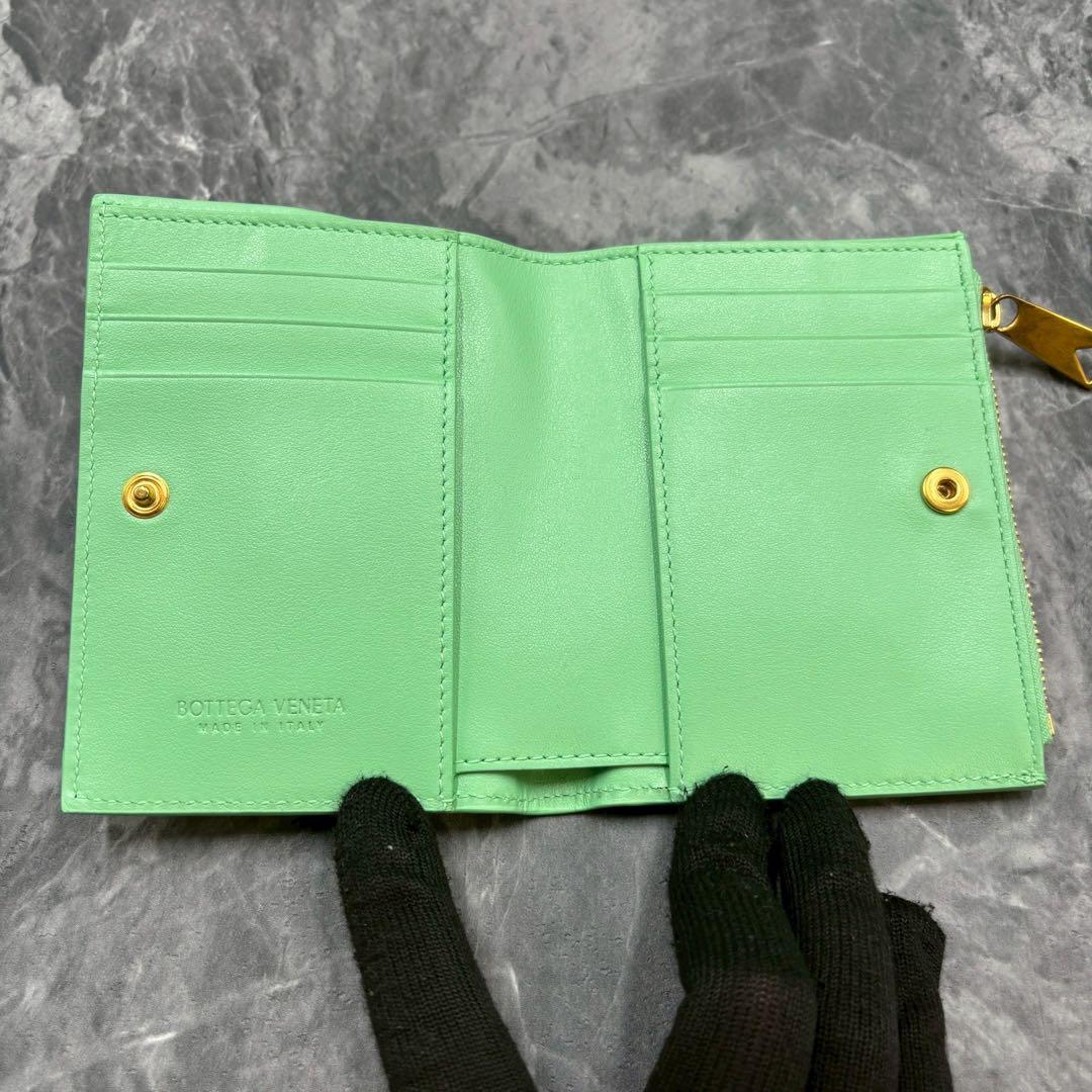 ちゃ ✨ボッテガヴェネタ　イントレチャート　二つ折り財布