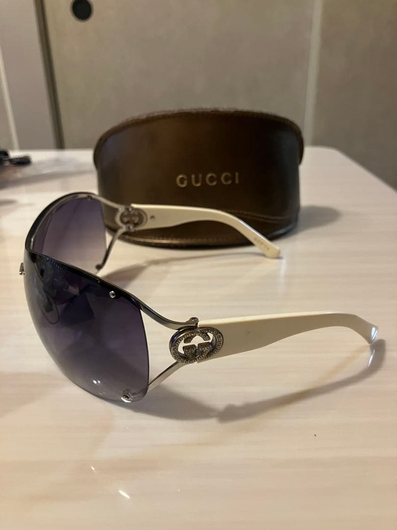 GUCCI グッチホワイトサングラス 付属ケース付き