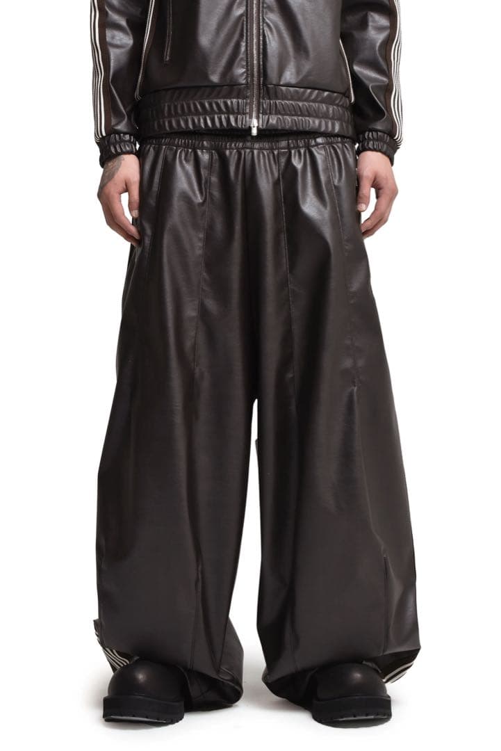 needles nubian レザートラックパンツ