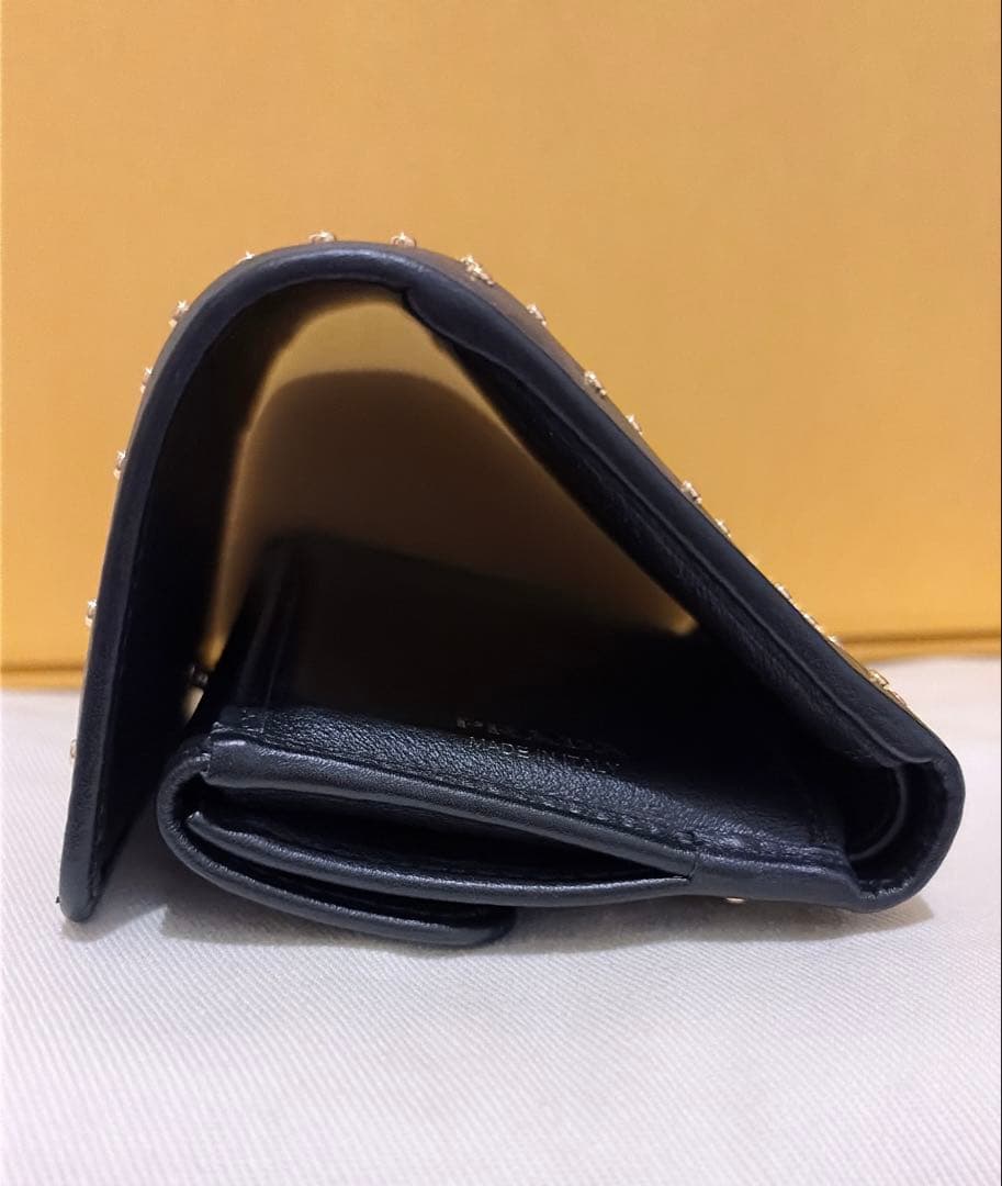 ほぼ新品 PRADA スタッズドレザー　2025春 三つ折り財布　正規品