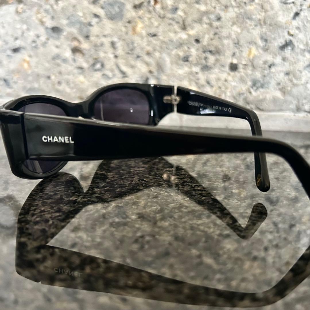 CHANEL ブラック サングラス (ケース付き)