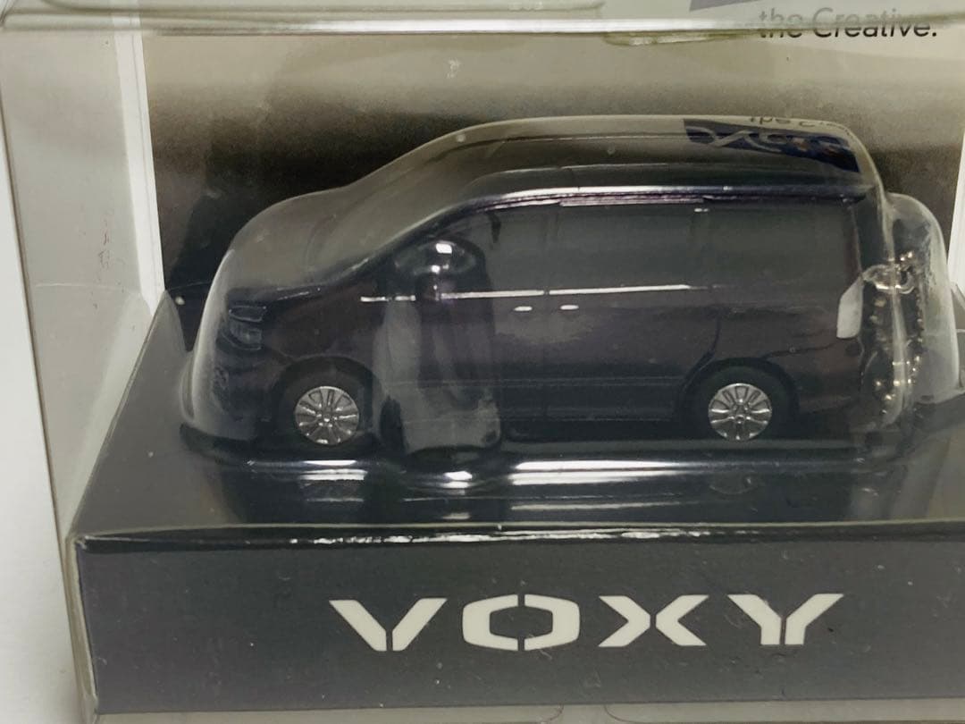 レア　台座付き！VOXY プルバックカー　LED キーチェーン　ミニカー　非売品