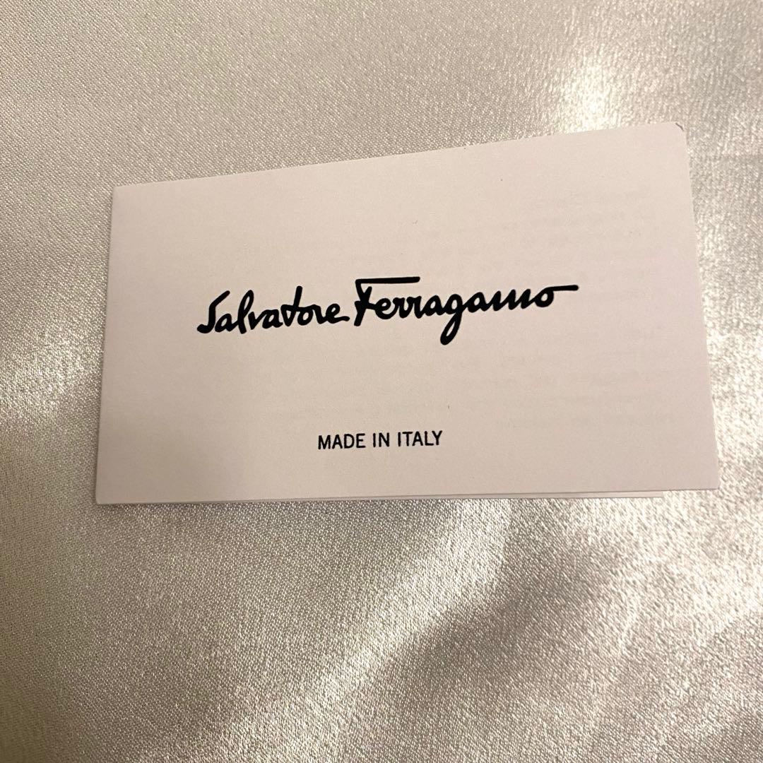 新品 Salvatore Ferragamo 二つ折り財布 ピンク ショッパー付