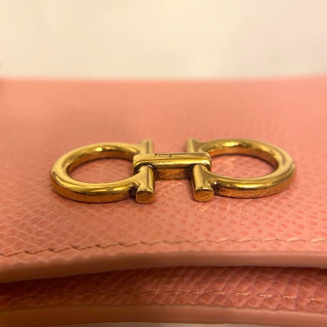 新品 Salvatore Ferragamo 二つ折り財布 ピンク ショッパー付
