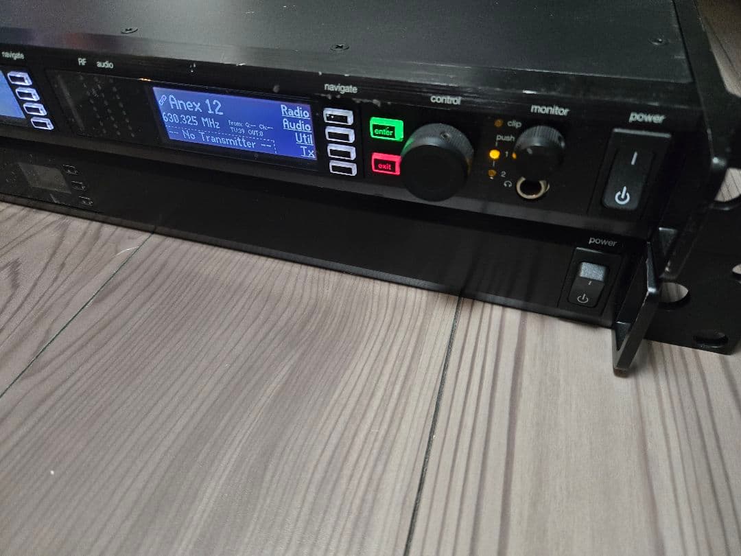 【SHURE】シュアワイヤレス受信機AXT400分配アンプAXT630セット