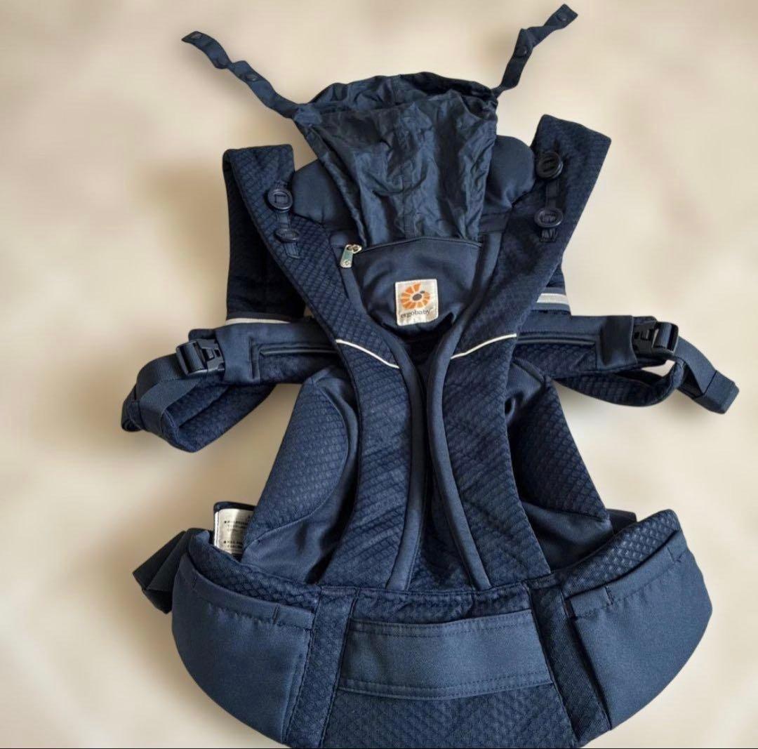 美品　エルゴオムニブリーズ　ミッドナイトブルー　ergobabyの抱っこ紐