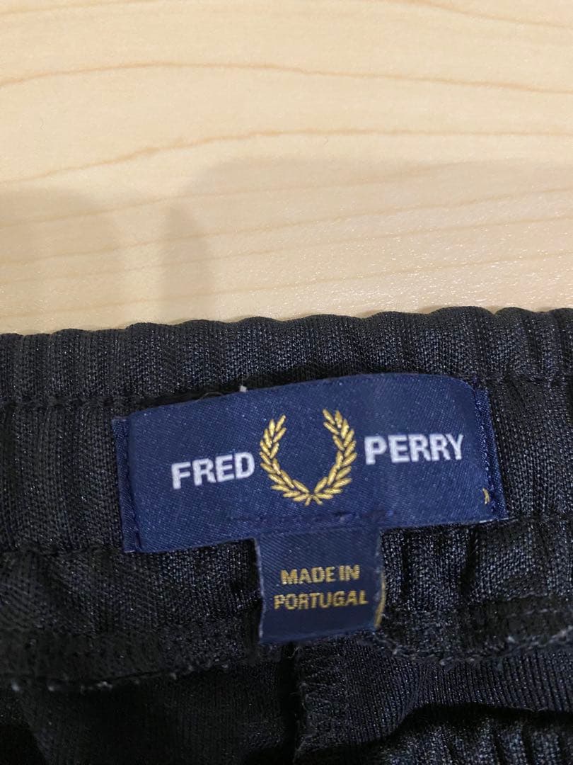 FRED PERRY トラックパンツ　ブラック