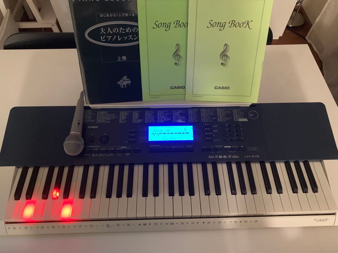 光でナビゲーションCASIO 61鍵盤電子ピアノ　マイク・楽譜付き(LK215)
