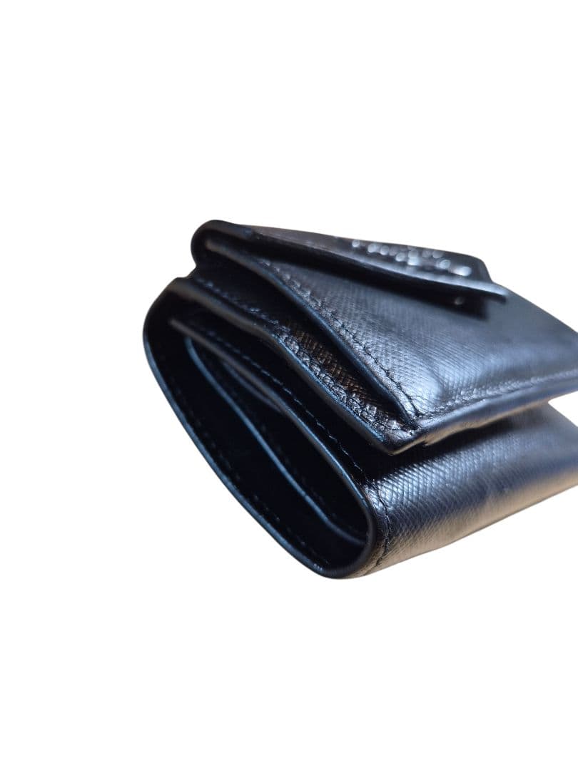 ＰＲＡＤＡ　プラダ　サフィアーノ　三つ折り財布 v