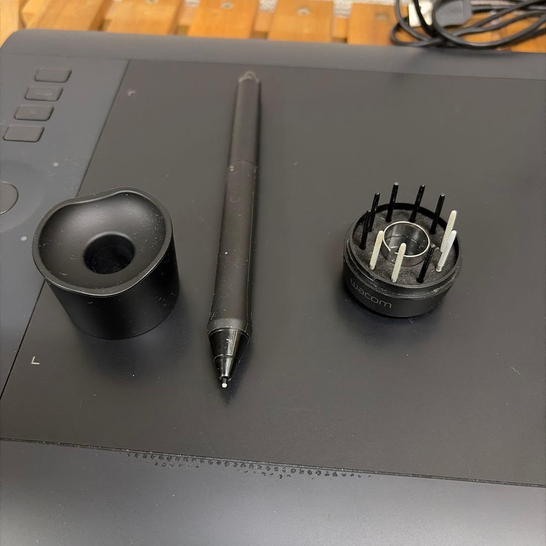 Wacom ペンタブレット　Intuos pro medium PTH-651