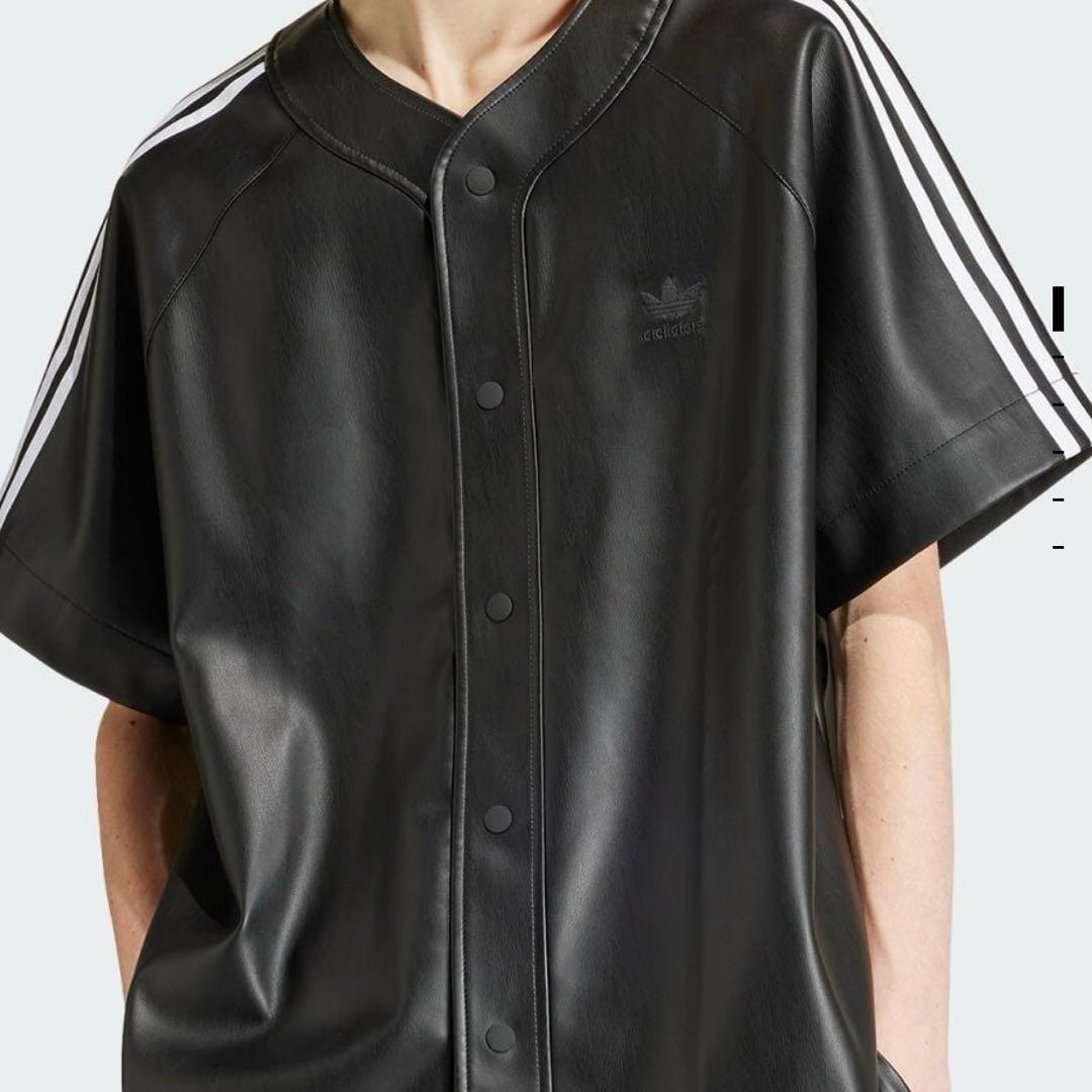adidas フェイクレザー スリーストライプス ベースボールシャツ