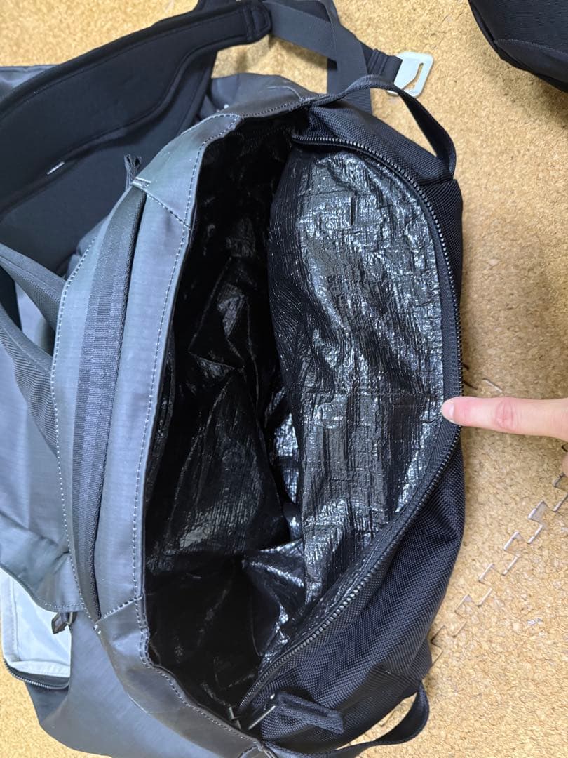 美品サロモンOUTLIFE DUFFEL 70 黒ダッフルバッグ　リュック