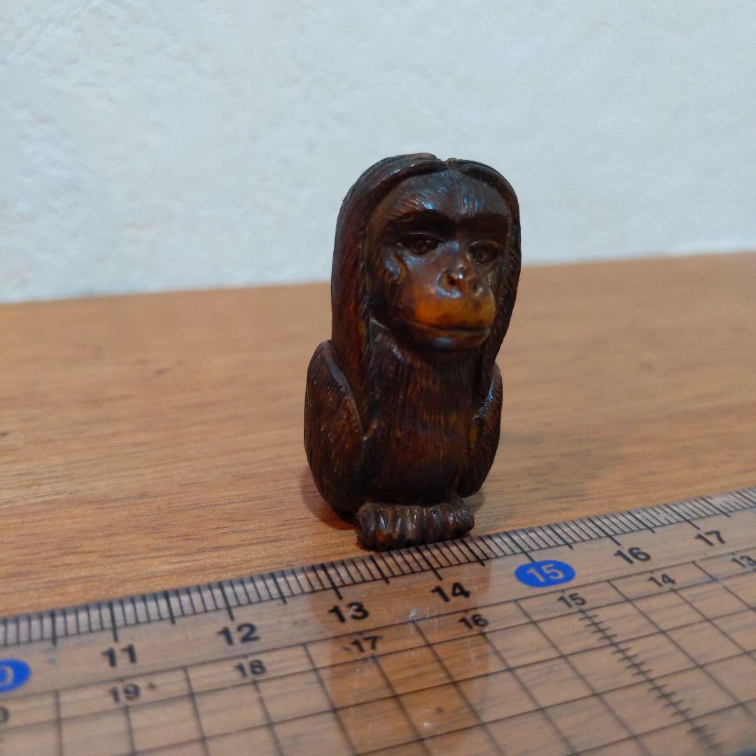 時代提げ物 鹿骨緻密彫り根付【聞か猿】高さ約4cm 幅約2cm 重さ約15ｇ