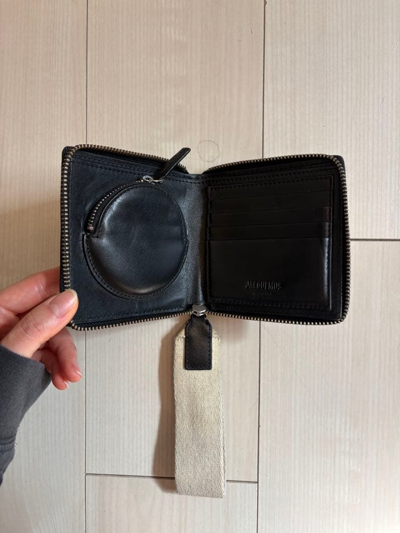 JACQUEMUS ブラックレザー二つ折り財布