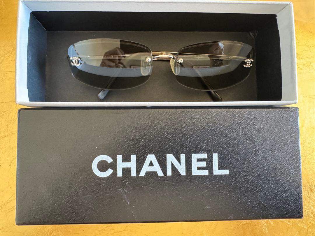 CHANEL ブラック 少しグラデーションサングラス ラインストーン付き　めがね