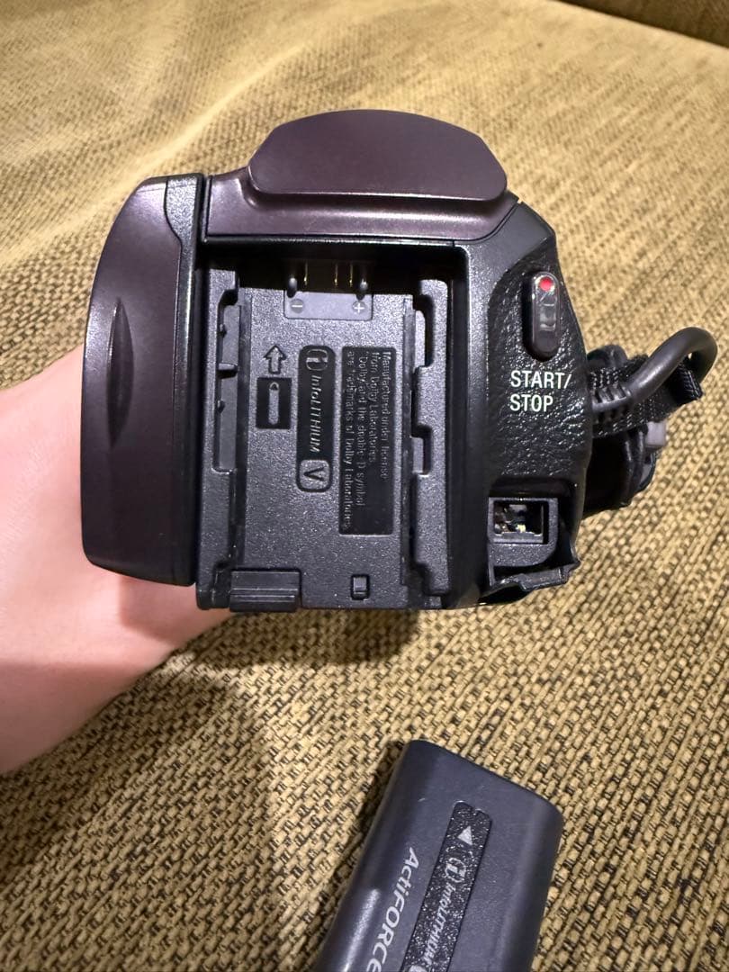 【ジャンク品】SONY ビデオカメラ 本体 + バッテリー + ケース　コード