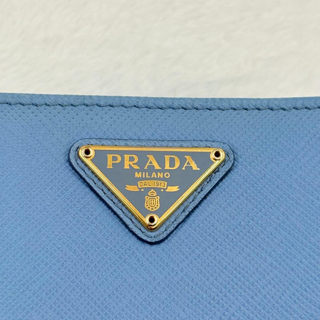 【美品】PRADA　プラダ　二つ折り財布　サフィアーノレザー　三角ロゴ　水色
