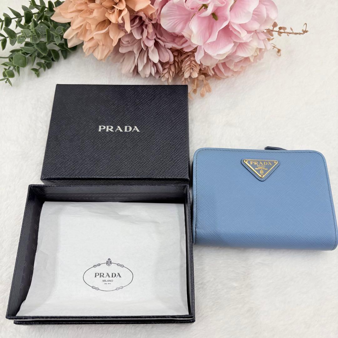【美品】PRADA　プラダ　二つ折り財布　サフィアーノレザー　三角ロゴ　水色