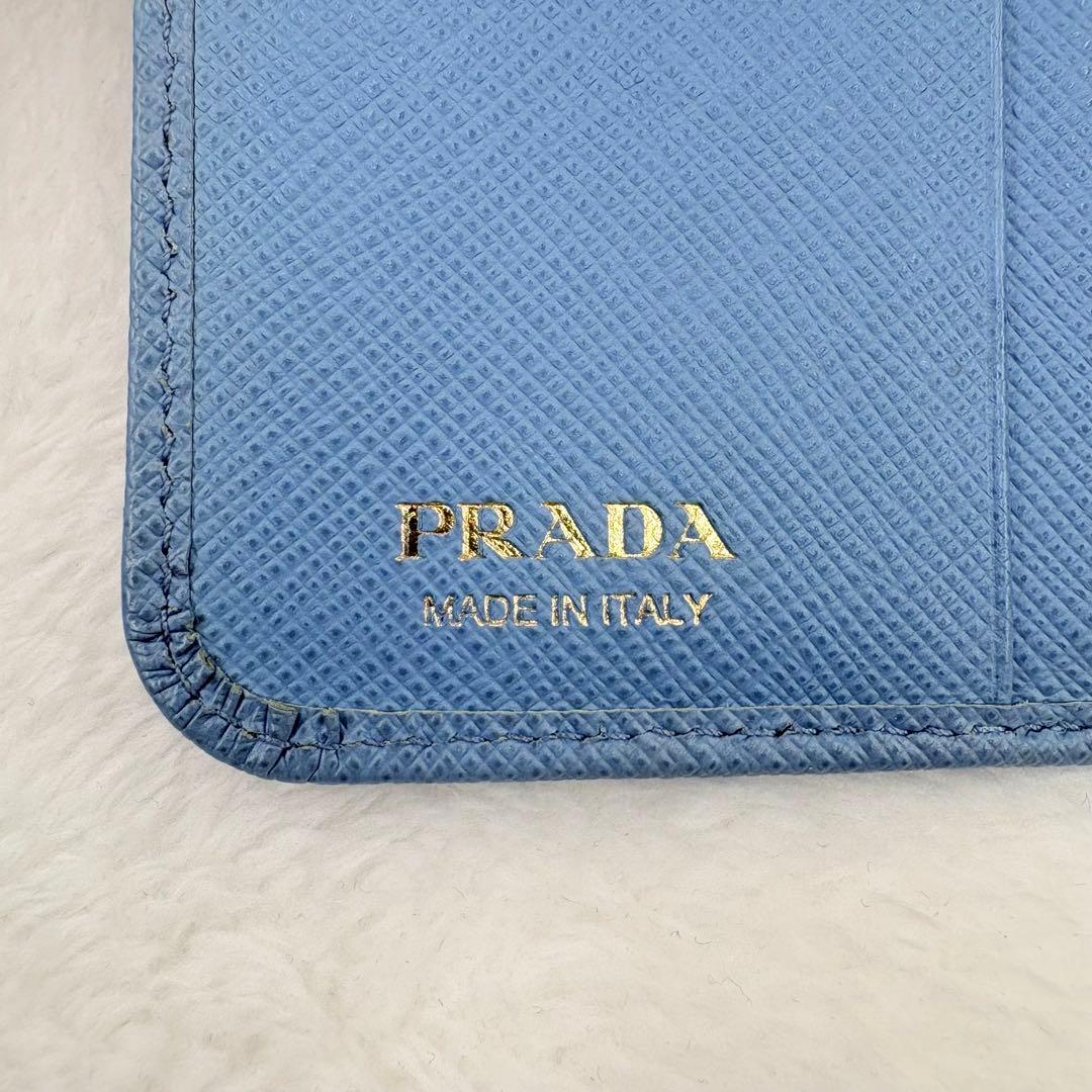 【美品】PRADA　プラダ　二つ折り財布　サフィアーノレザー　三角ロゴ　水色