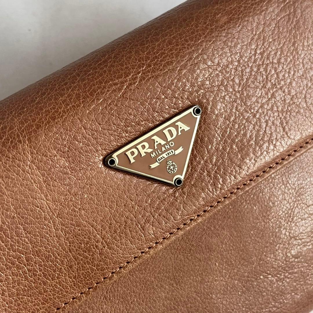 未使用級✨　PRADA 折り財布　財布　レザー　　ブラウンベージュ系