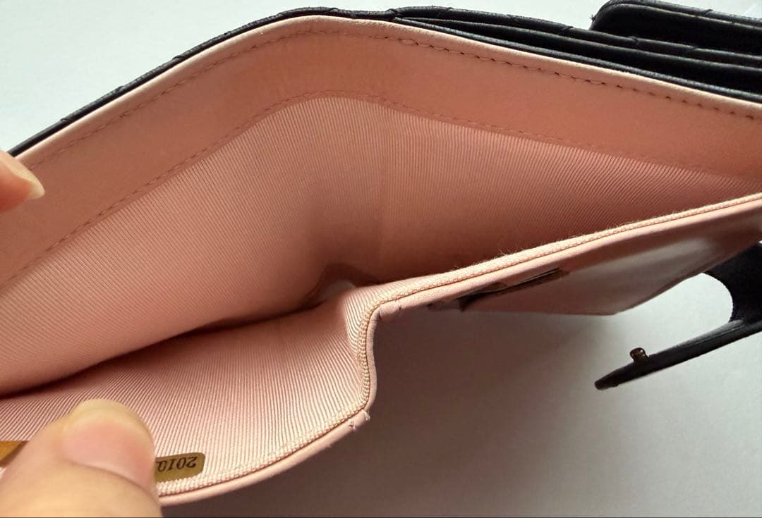 CHANEL 二つ折り財布　リボンモチーフ
